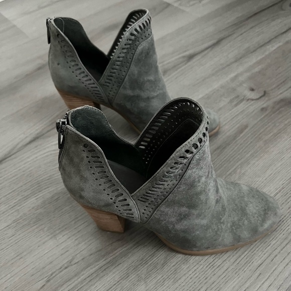 Vince Camuto grey suede block heel booties - size 8.5 - Picture 1 of 4